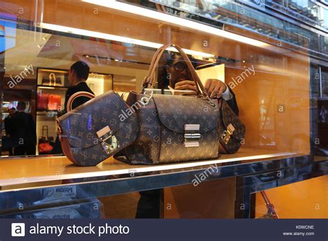 louis vuitton in woodbury commons